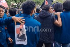 Semarang Menggugat: Lihat Poster Prabowo di Punggung Mahasiswa, Ada Kata 'Ndasmu' - JPNN.com Jateng