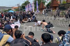 Teatrikal Warnai Aksi Indonesia Gelap di Depan Gedung DPRD Jatim    - JPNN.com Jatim