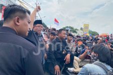 Tak  Ditemui Ketua DPRD Jatim, Massa Aksi Indonesia Gelap Bakar Ban-Lempar Botol Air - JPNN.com Jatim