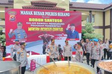 Sukseskan Program Prabowo, Kapolres Serang Gandeng YouTuber Buat Masak Besar - JPNN.com Banten