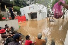 Ogah Ambil Pusing, Warga Depok Pilih Memancing di Tengah Genangan Banjir - JPNN.com Jabar