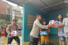 Polres Metro Depok Berikan Bantuan untuk Korban Banjir di Kecamatan Sawangan - JPNN.com Jabar