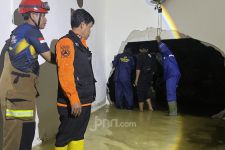 Selain Menjebol Dinding Rumah Warga, Penghuni Juga Alami Luka-luka Hingga Syok - JPNN.com Jabar