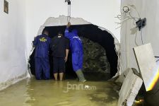 Hujan Deras yang Mengguyur Depok Sebabkan Tembok Rumah Warga Jebol - JPNN.com Jabar