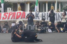 Demo Tolak UU TNI di Grahadi Surabaya Dibuka dengan Bakar Ban & Aksi Teatrikal - JPNN.com Jatim