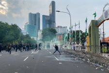 Demo Tolak UU TNI di Surabaya Ricuh, Massa Lempar Botol hingga Flare - JPNN.com Jatim