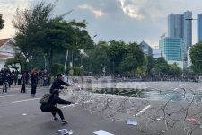 Demo Tolak  UU TNI di Surabaya Ricuh, Massa Aksi Diduga Ditangkap Polisi - JPNN.com Jatim