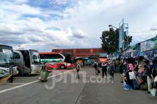 H-7 Lebaran, Terminal Cicaheum Bandung Mulai Ramai Pemudik - JPNN.com Jabar