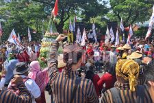 Mayday 2025, Buruh Berpakaian Tradisional Jawa Gemborkan Upah Jateng Terendah - JPNN.com Jateng