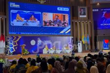 UT Surabaya Bekali Ribuan Calon Wisudawan dengan Seminar Mandiri Finansial - JPNN.com Jatim