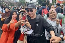 Ayah Ojak Jadi Pusat Perhatian CFD Depok, Warga Antre Minta Foto! - JPNN.com Jabar