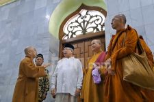 Rombongan Bhikkhu Thudong Singgah di Masjid Agung Semarang, Kagum dan Terkesan - JPNN.com Jateng