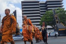 Ada 227 Aturan Bhikkhu Thudong, Salah Satunya Tak Boleh Konsumsi Makanan Berat - JPNN.com Jateng