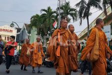 Langkah Bhikku Thudong: Kampanye Toleransi Beragama di Indonesia - JPNN.com Jateng