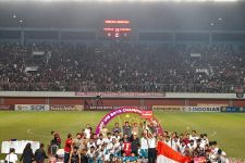 Indonesia Juara AFF U-16 2022, Menpora dan Ketum PSSI Ikut Angkat Piala, Bonus Cair Berapa? - JPNN.com Jogja