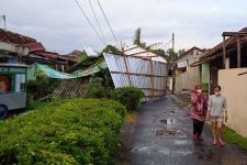 Jogja Masih Dilanda Cuaca Ekstrem, Belasan Atap Rumah Rusak, Satu Bangunan Ambruk - JPNN.com Jogja
