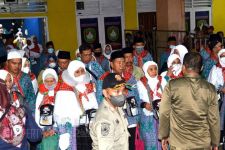 Haru dan Bahagia Warnai Pelepasan Keberangkatan 186 Jemaah Calon Haji Samarinda - JPNN.com Kaltim