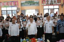 Serahkan SK PPPK untuk 49 Guru Honorer di Kubar dan Mahulu, Wagub Hadi Berpesan Begini - JPNN.com Kaltim