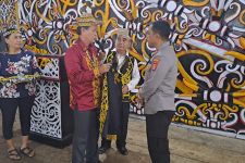 Kapolsek Sungai Pinang Dianugerahi Gelar Dungau Jalung - JPNN.com Kaltim