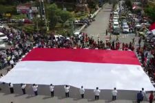 Lihat, Ribuan Masyarakat  Samarinda Bentangkan Bendera Merah Putih Raksasa - JPNN.com Kaltim