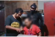 3 Pria Asyik Bermain Judi Online di Warung Makan, Polisi Langsung Lakukan Penangkapan - JPNN.com Kaltim