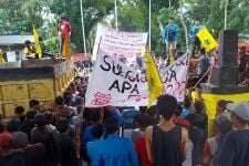 Ratusan Sopir Truk di Samarinda Berunjuk Rasa di Balai Kota, Ini Tuntutannya - JPNN.com Kaltim