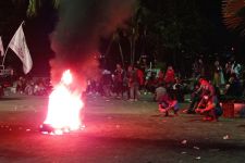 Demo Selesai, Massa Aksi di Depan Kantor Gubernur Kaltim Membubarkan Diri - JPNN.com Kaltim