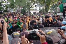 Tolak BBM Naik, Ribuan Mahasiswa di Samarinda Kepung Kantor Gubernur Kaltim - JPNN.com Kaltim