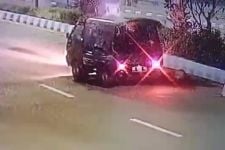 Kecelakaan di Depan Kantor Gubernur, Penyapu Jalan Kritis Setelah Ditabrak Pikap - JPNN.com Kaltim
