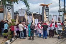 Massa Serikat Petani Indonesia Gelar Unjuk Rasa di DPRD Kaltim, Ini Tuntutannya - JPNN.com Kaltim