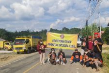 Viral, Masyarakat Kampung Dingin Setop Truk yang  Diduga Angkut Hasil Tambang Ilegal - JPNN.com Kaltim