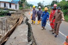 Jalan Wonotirto yang Baru Dicor Kembali Rusak Parah, Ternyata Ini Biang Keladinya - JPNN.com Kaltim