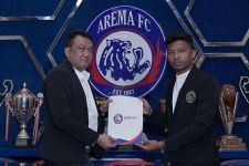 Mantan Bek Borneo FC Rifad Marasabessy Resmi Gabung Arema - JPNN.com Kaltim