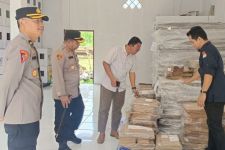 Cegah Kecurangan, Polres PPU Jaga Ketat Logistik Pilkada di Gudang KPU - JPNN.com Kaltim