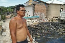 Warga dan Nelayan Keluhkan Limbah Oli di Pesisir Rawa Laut Bandar Lampung - JPNN.com Lampung