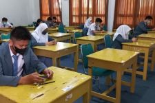 Ujian Sekolah SMA di Bandar Lampung Menggunakan Gadget - JPNN.com Lampung