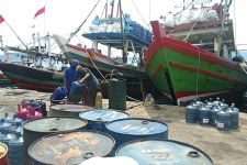 Solar Langka, Nelayan Pilih Berhenti Berlayar - JPNN.com Lampung