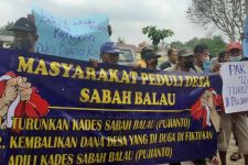 Tuntut Turunkan Kades Sabah Balau, Puluhan Warga Datangi Kantor Camat - JPNN.com Lampung