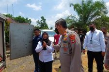 Berhadapan Langsung dengan Kapolda Lampung, Kepala Desa di Mesuji Ini Menangis dan Tangan Bergetar - JPNN.com Lampung