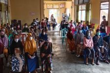 Babinsa Sumber Jaya Berikan Rasa Aman Kepada Masyarakat yang Menerima BLT - JPNN.com Lampung