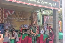 Patuhi Arahana Presiden dan Panglima TNI, Dandim Bandar Lampung Salurkan Bantuan Tunai - JPNN.com Lampung