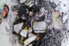 Seorang Warga Bakar Al-Qur'an Hingga Abunya Berserakan di Depan Masjid, Ternyata Dia - JPNN.com Lampung