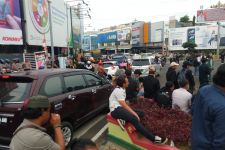 Aksi Demo di Tugu Adipura Timbulkan Kemacetan - JPNN.com Lampung