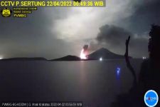 Gunung Krakatau Kembali Erupsi, Terlihat Abu Pekat Hingga Hitam - JPNN.com Lampung