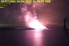 Kembali Erupsi, Status Gunung Anak Krakatau Menjadi Siaga Level III, Lihat Tuh Apinya - JPNN.com Lampung