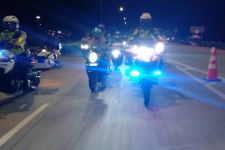 Keren! Polisi di Lampung Kawal Pemudik Motor Saat Malam Hari, Begini Teknisnya - JPNN.com Lampung