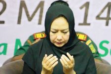 Bupati Tulang Bawang Menangis saat Melepas Keberangkatan Jemaah Calon Haji, Doanya Menyentuh - JPNN.com Lampung