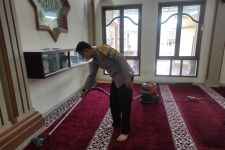 Lihat Tuh, Jajaran Polsek Tanjung Karang Timur Ramai-ramai Membersihkan Masjid - JPNN.com Lampung