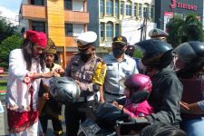 Polisi Berpakaian Pahlawan Bagi-bagi Helm, Dalam Rangka Apa? - JPNN.com Lampung