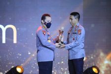 Kapolda Lampung Irjen Pol Akhmad Wiyagus Mendapatkan Penghargaan Polisi Berintegrasi Hoegeng Awards - JPNN.com Lampung